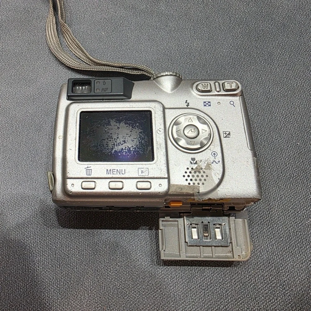 Nikon Coolpix 5200 Digital Camera Silver 5.1MP 3x Optical Zoom Vintage Digicam